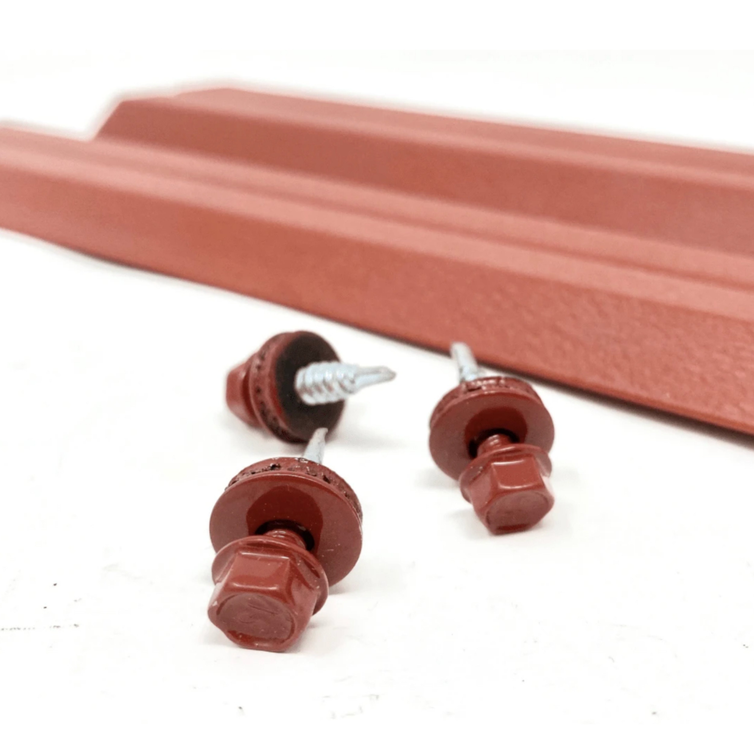Sipca metalica cutata pentru gard, rosu / RAL 3011, 1300 x 115 x 0.45 mm, set 25 bucati + 50 bucati surub autoforant